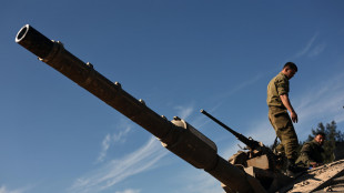 Israele: colpiti due siti in Libano contenenti armi di Hezbollah