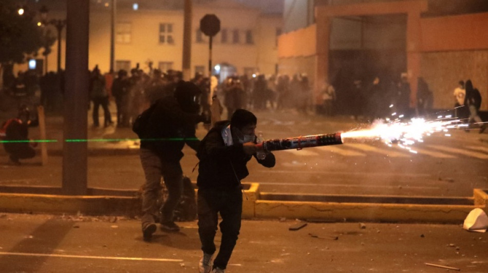 Masiva protesta deja 15 polic&iacute;as heridos en Per&uacute; tras instalarse nuevo gobierno