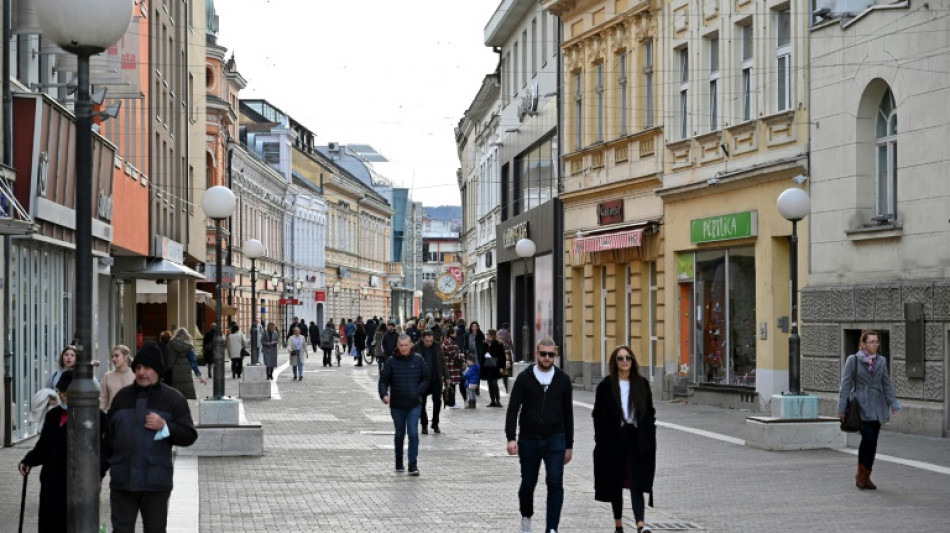 L'exil ou l'ins&eacute;curit&eacute;: les Bosniens pi&eacute;g&eacute;s par les menaces s&eacute;cessionistes