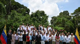 ELN negocia a&ccedil;&otilde;es humanit&aacute;rias com governo, enquanto enfrenta dissidentes das Farc