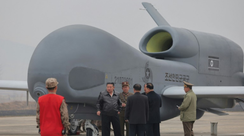 El l&iacute;der norcoreano supervisa una prueba de nuevos "drones asesinos"