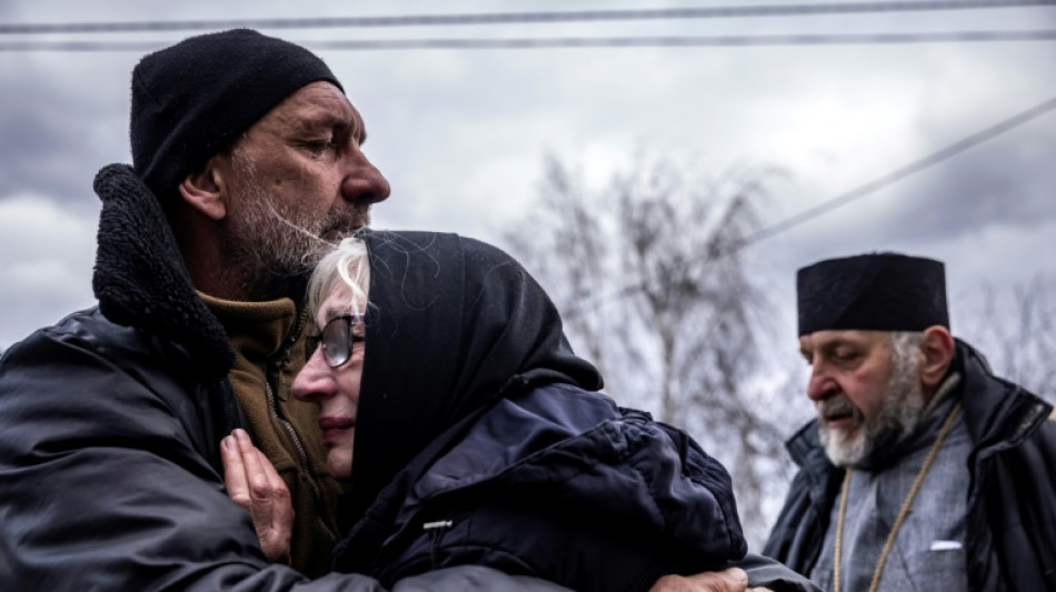 A Gostomel, pr&egrave;s de Kiev, on exhume le maire et d'autres victimes de "crimes de guerre"