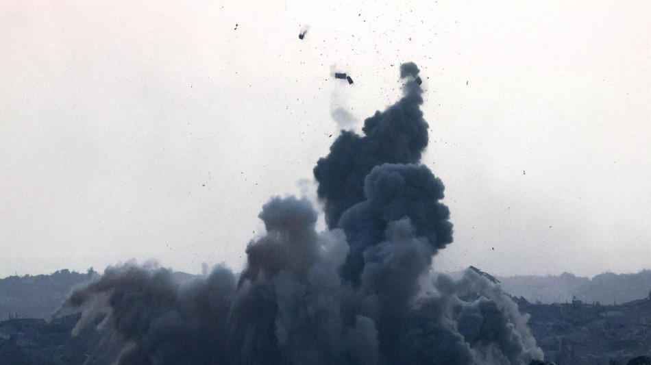 Media, attacco aereo e terrestre dell'Idf a Deir al-Balah