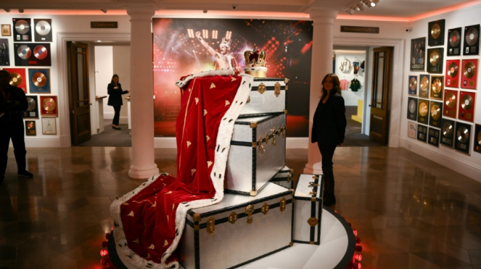 Pertences de Freddie Mercury s&atilde;o expostos em Londres antes de leil&atilde;o