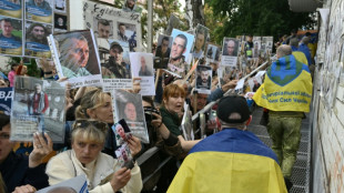 En Ukraine, l'interminable attente des m&egrave;res de soldats port&eacute;s disparus