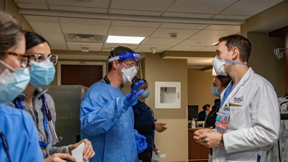 "Agotado", un m&eacute;dico estadounidense espera acabar pronto con el covid