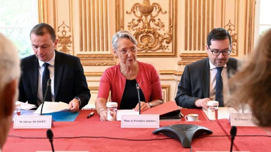 Salaires et carri&egrave;res: Borne r&eacute;unit syndicats et patronat en conf&eacute;rence sociale