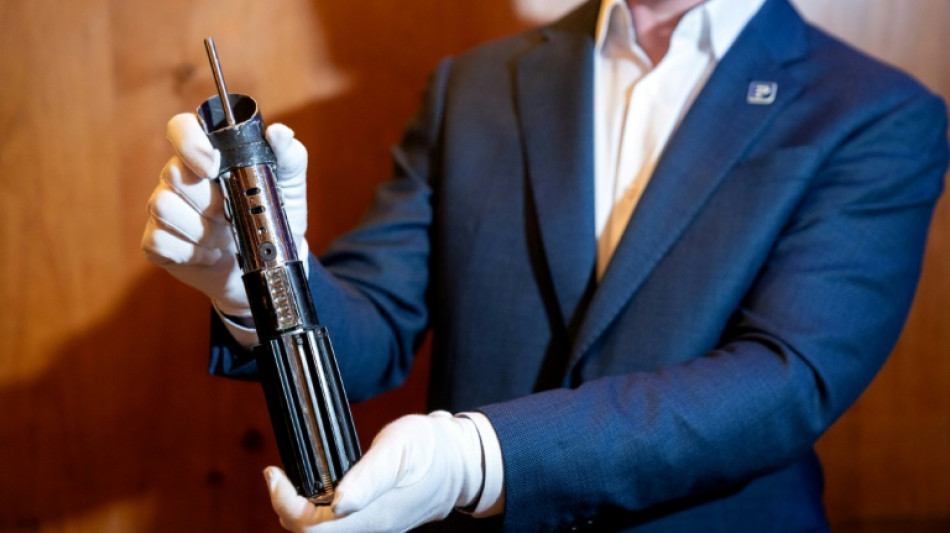 Icônico sabre de luz de Darth Vader será leiloado por uma fortuna