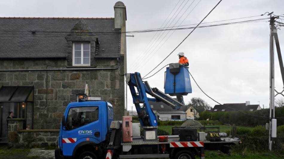 Temp&ecirc;tes Ciaran et Domingos : 126.000 foyers restent priv&eacute;s d'&eacute;lectricit&eacute; lundi matin