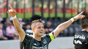 'Chicharito' Hern&aacute;ndez acerta retorno ao futebol mexicano com Chivas Guadalajara