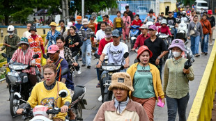 Trabalhadores do setor t&ecirc;xtil do Camboja se preocupam com tarifas de Trump