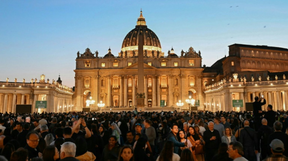 Au Vatican, l'afflux de fid&egrave;les se poursuit avant les fun&eacute;railles du pape