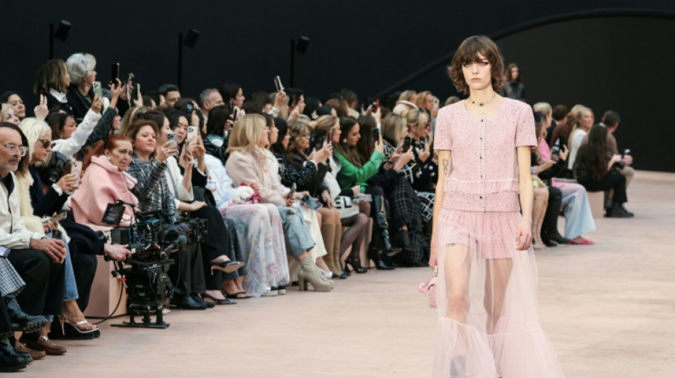 Chanel brinca com propor&ccedil;&otilde;es no encerramento da Semana de Moda de Paris