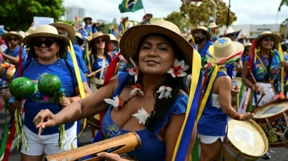 Tausende bei Großdemonstration zur Halbzeit der Klimakonferenz in Brasilien