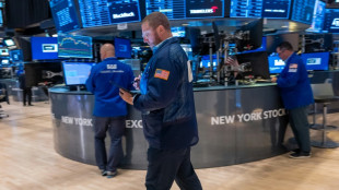 Wall Street termine en baisse, froiss&eacute;e par la mont&eacute;e des taux et de mauvais indicateurs
