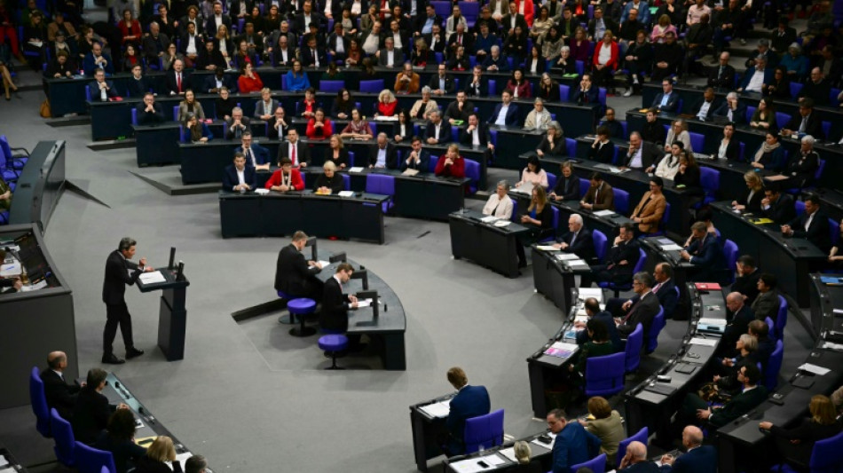 Bundestag setzt Debatte &uuml;ber Migrationsgesetz der Union fort