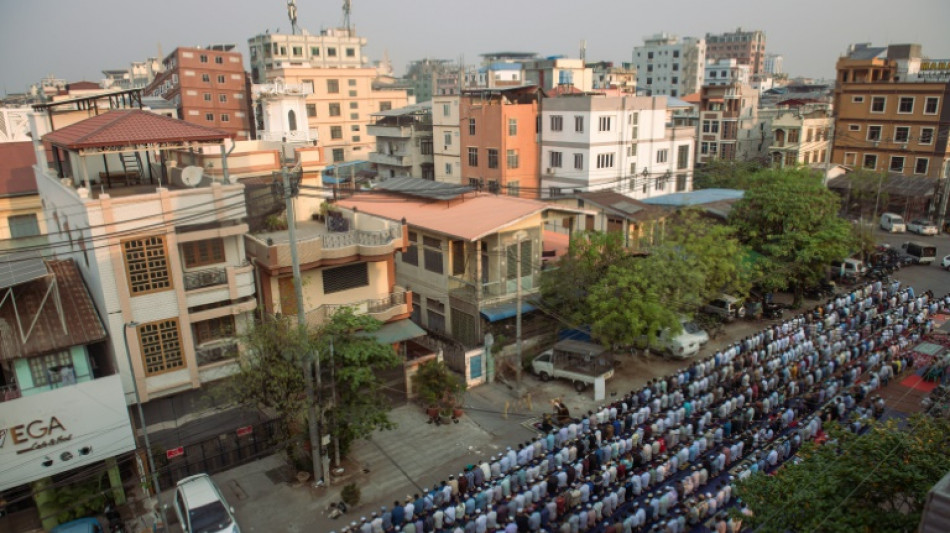 Mu&ccedil;ulmanos de Mandalay de luto no fim do Ramad&atilde;