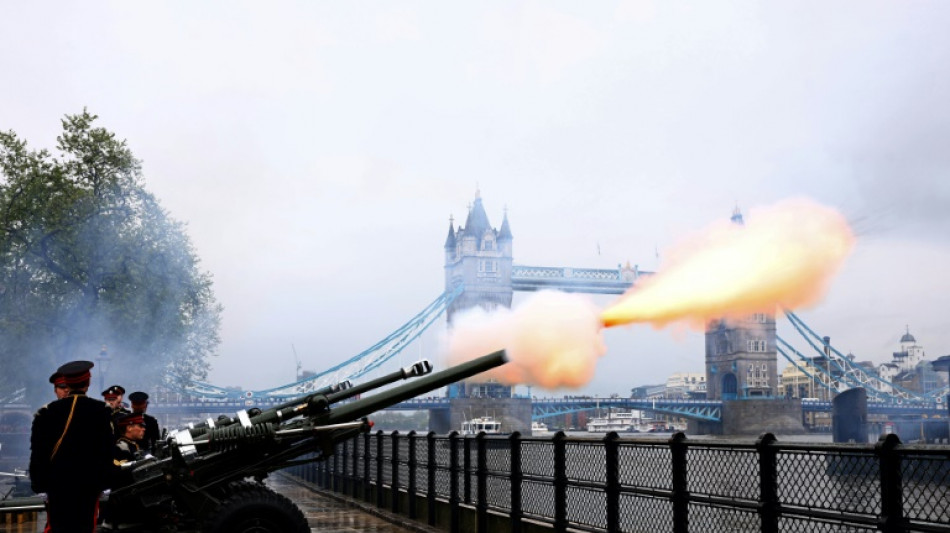 Salutsch&uuml;sse zum ersten Jahrestag der Kr&ouml;nung von Charles III.