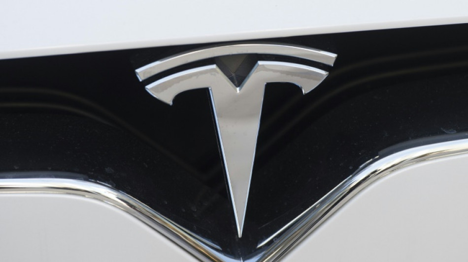 Kraftfahrt-Bundesamt pr&uuml;ft Spurwechselfunktion von Tesla-Modellen