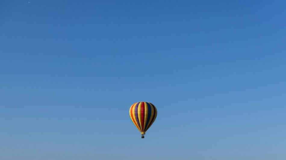 Schreck f&uuml;r Bewohner: Hei&szlig;luftballon schleift &uuml;ber Hausdach