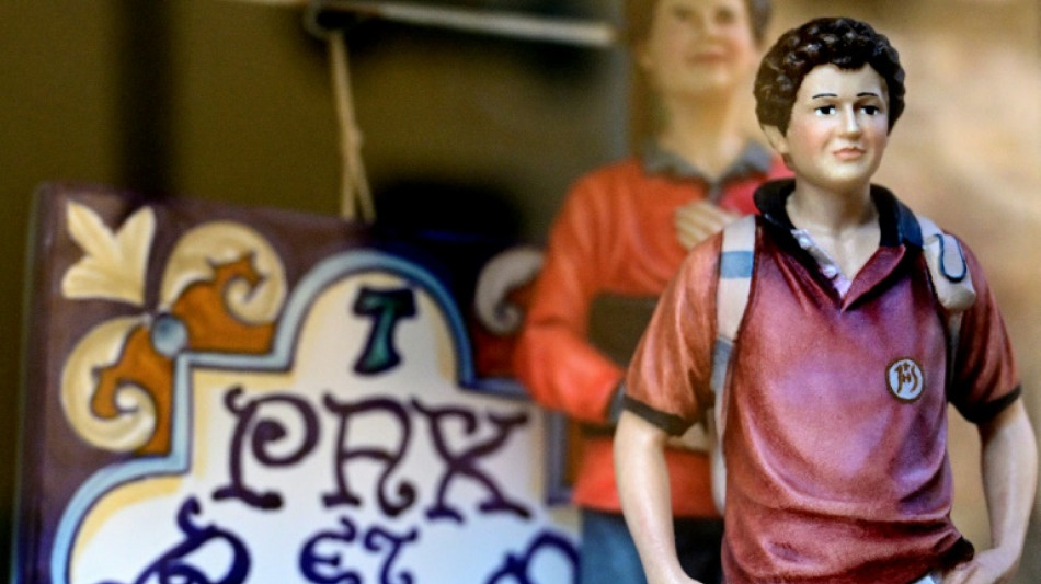 Peregrinos en Italia acuden en masa a la tumba del primer santo milenial