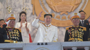 Lors d'un d&eacute;fil&eacute; militaire, Kim dit vouloir  "renforcer" l'armement nucl&eacute;aire de la Cor&eacute;e du Nord