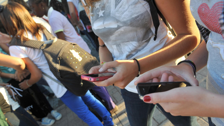 Ragazze con smartphone 6 ore al d&igrave;, 1 su 5 social-dipendente