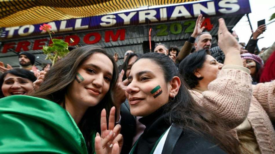 Multid&otilde;es celebram a queda de Assad em Damasco 