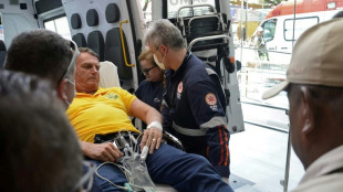 Bolsonaro se encontra 'est&aacute;vel' ap&oacute;s ser hospitalizado com 'fortes dores' abdominais
