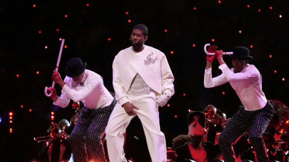 Usher estrela show do Super Bowl, mas Taylor Swift e Beyonc&eacute; roubam os holofotes