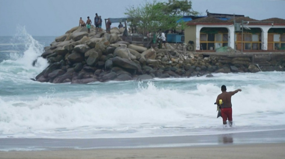 Erick toca o solo como furacão de categoria 3 no oeste do México 