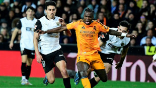 Ancelotti defende Vini: '&Eacute; dif&iacute;cil aguentar tudo o que ele passa'