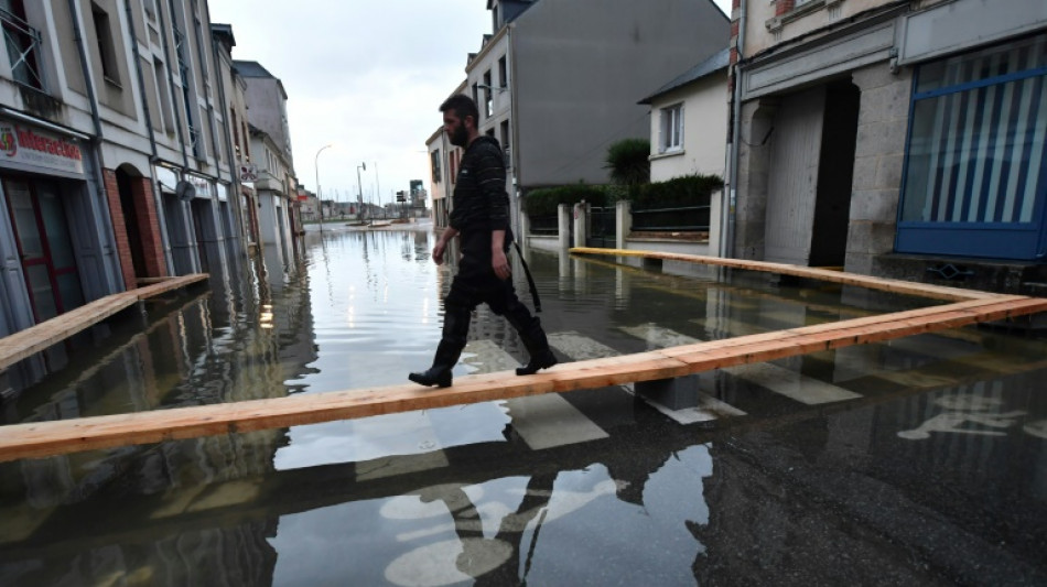 Inondations dans l'Ouest: l'eau monte moins que pr&eacute;vu, trois d&eacute;partements restent en vigilance rouge