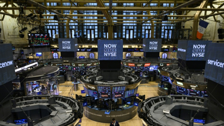 Wall Street cherche une direction, &eacute;chaud&eacute;e par de mauvais indicateurs chinois et am&eacute;ricain