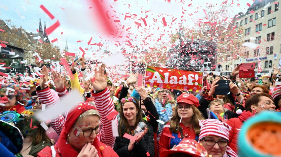 Stra&szlig;enkarneval am Rhein beginnt mit Weiberfastnacht