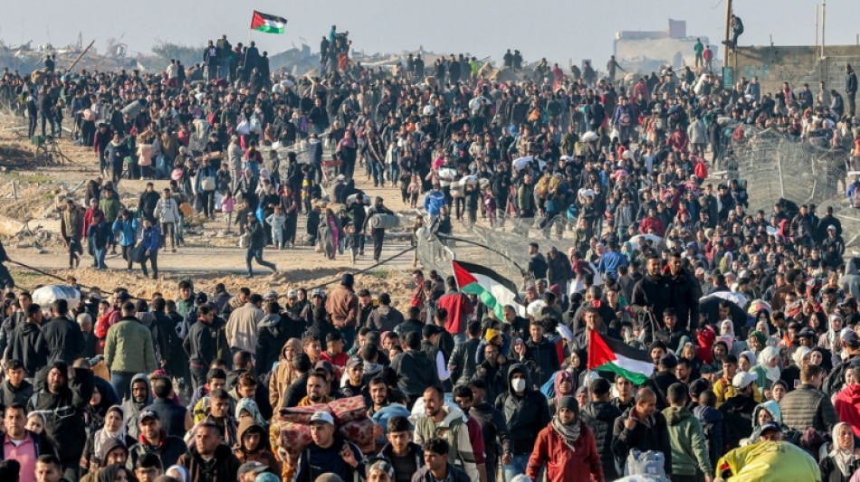 Palestinos encontram apenas ru&iacute;nas ao retornar para suas casas em Gaza