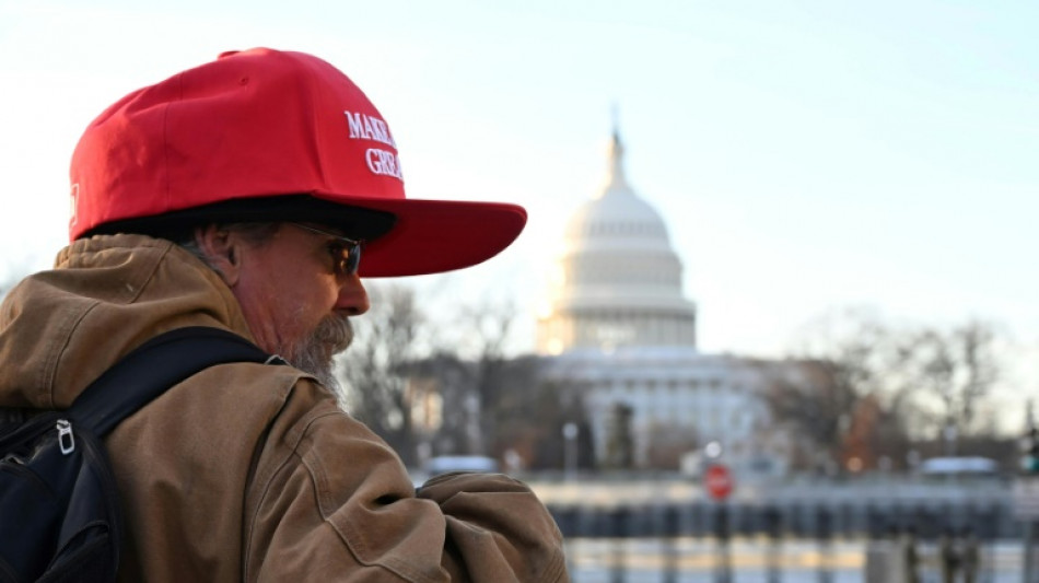 En la g&eacute;lida Washington, los simpatizantes de Trump esperan con impaciencia
