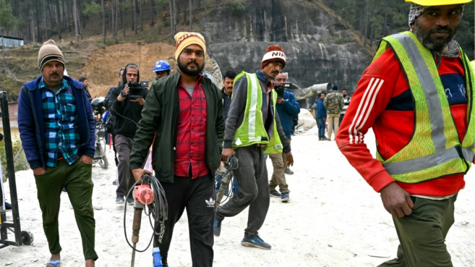 Mit Handbohrern durch neun Meter Schutt: Z&auml;he Rettung von Arbeitern in Indien