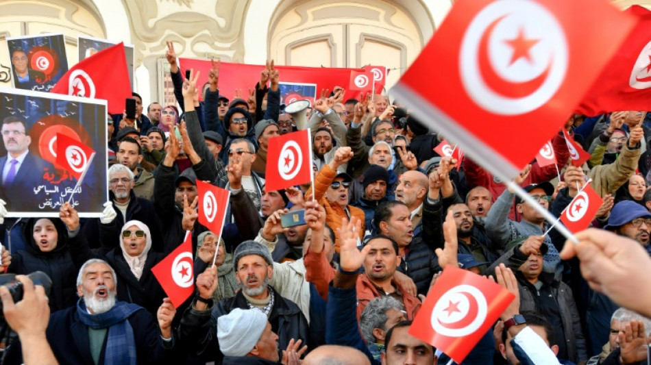 Tunisie: des centaines d'opposants pressent le pr&eacute;sident de "lib&eacute;rer les d&eacute;tenus"