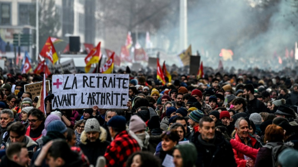 Retraites: une r&eacute;forme adopt&eacute;e au forceps malgr&eacute; une mobilisation massive