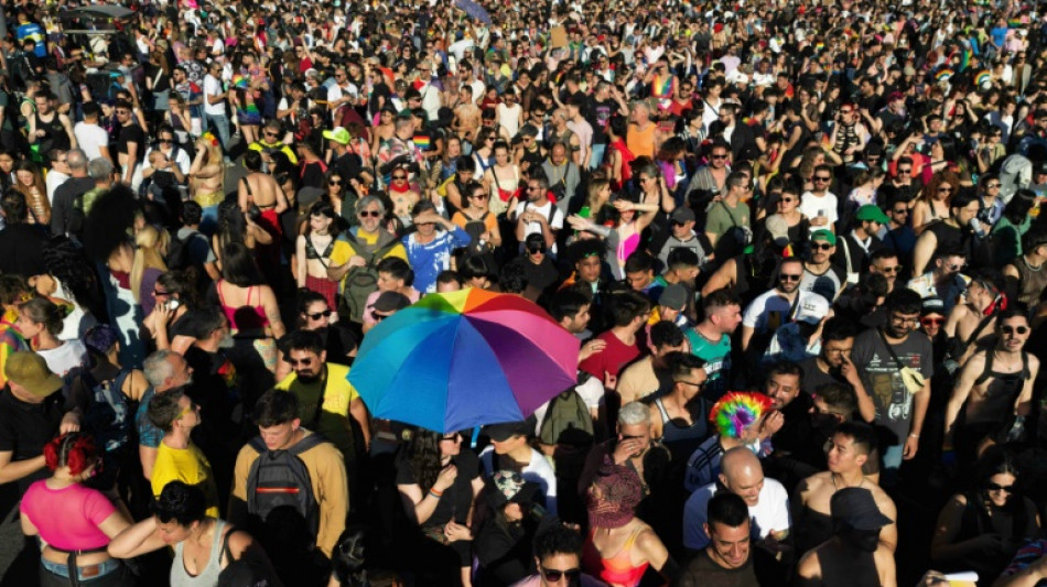Comunidade LGBT+ se mobiliza na Argentina com reivindica&ccedil;&otilde;es ao governo Milei