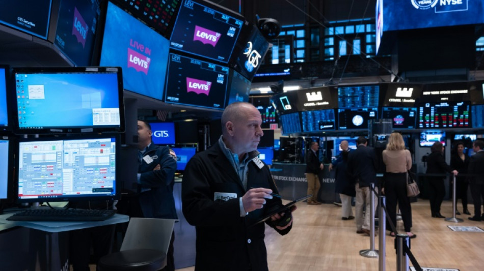 Wall Street termine en hausse, esp&egrave;re une baisse des taux cette ann&eacute;e