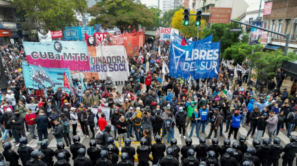 Protestos na Argentina pedem envio de alimentos para cozinhas comunit&aacute;rias