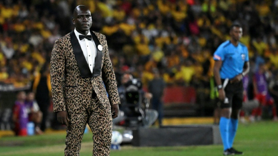 La Conmebol multa al DT Segundo Castillo por publicidad en uno de sus llamativos trajes