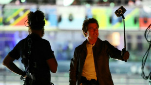 La estrella de Hollywood Tom Cruise act&uacute;a en la ceremonia de clausura de Par&iacute;s-2024 