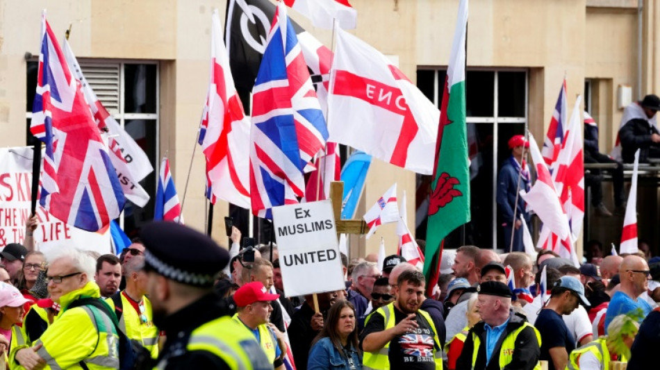 Más de 100.000 personas manifiestan en Londres convocadas por un activista de ultraderecha