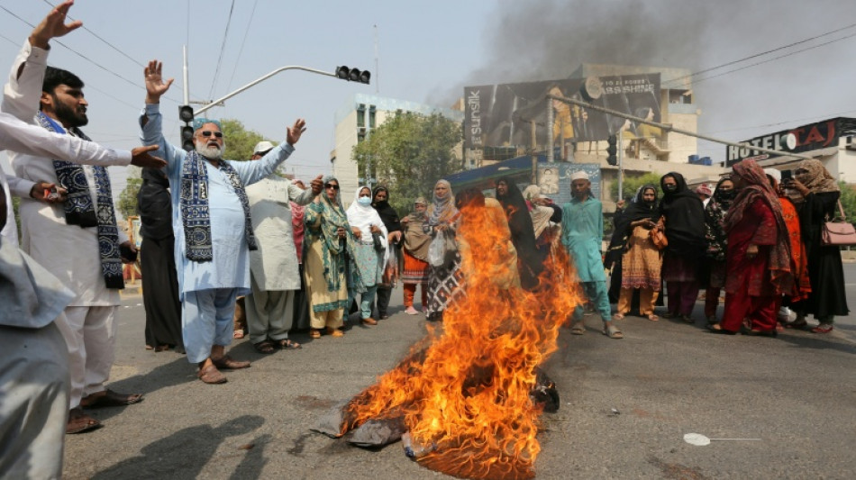 US calls on India and Pakistan to 'de-escalate'