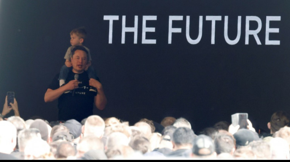Elon Musk besucht nach Anschlag auf Stromnetz das Tesla-Werk Gr&uuml;nheide