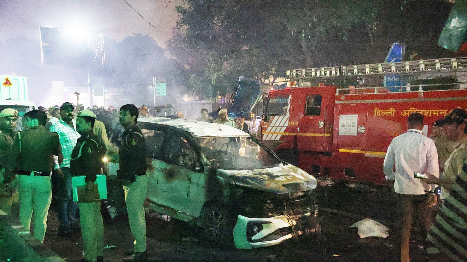 Auto esplode vicino al Forte di Delhi, otto morti
