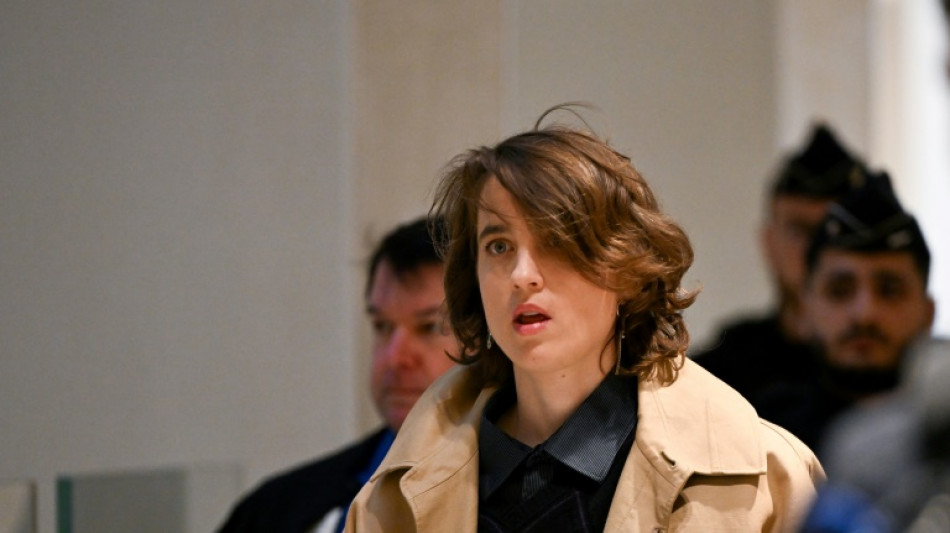 "Ad&egrave;le, on te croit" : rassemblement avant le d&eacute;but du proc&egrave;s de Christophe Ruggia